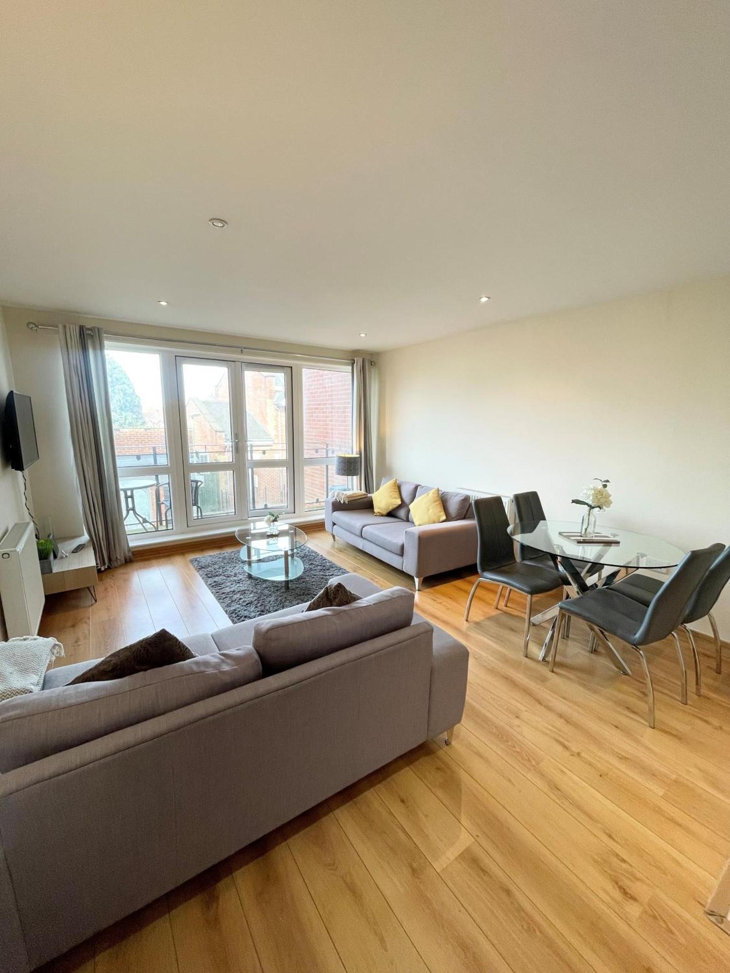 Blue Sky Apartments@Guildford Town Centre Bagian luar foto